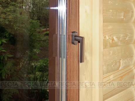 Окно Рехау Делайт с ручкой Рехау Линеа коричневого цвета в деревянном доме